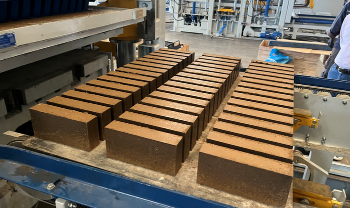 ZN1500 толық автоматты кірпіш жасау машинасы Шығыс Қытай клиентіне тұнба ресурстарын пайдалану мүмкіндігін береді.